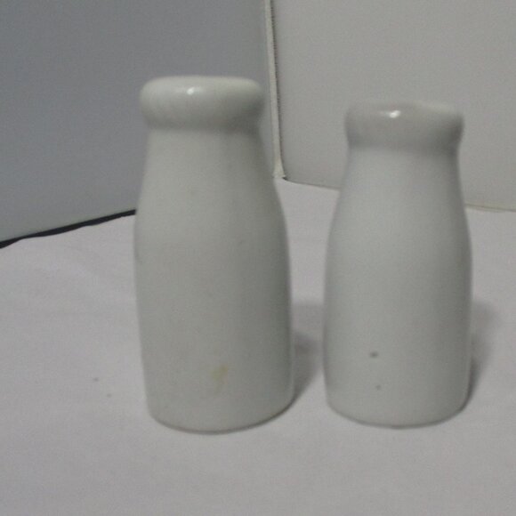 Vintage White Milk Bottle Shape Country Cat Design Salt & Pepper Shakers Set - Picture 2 of 4
